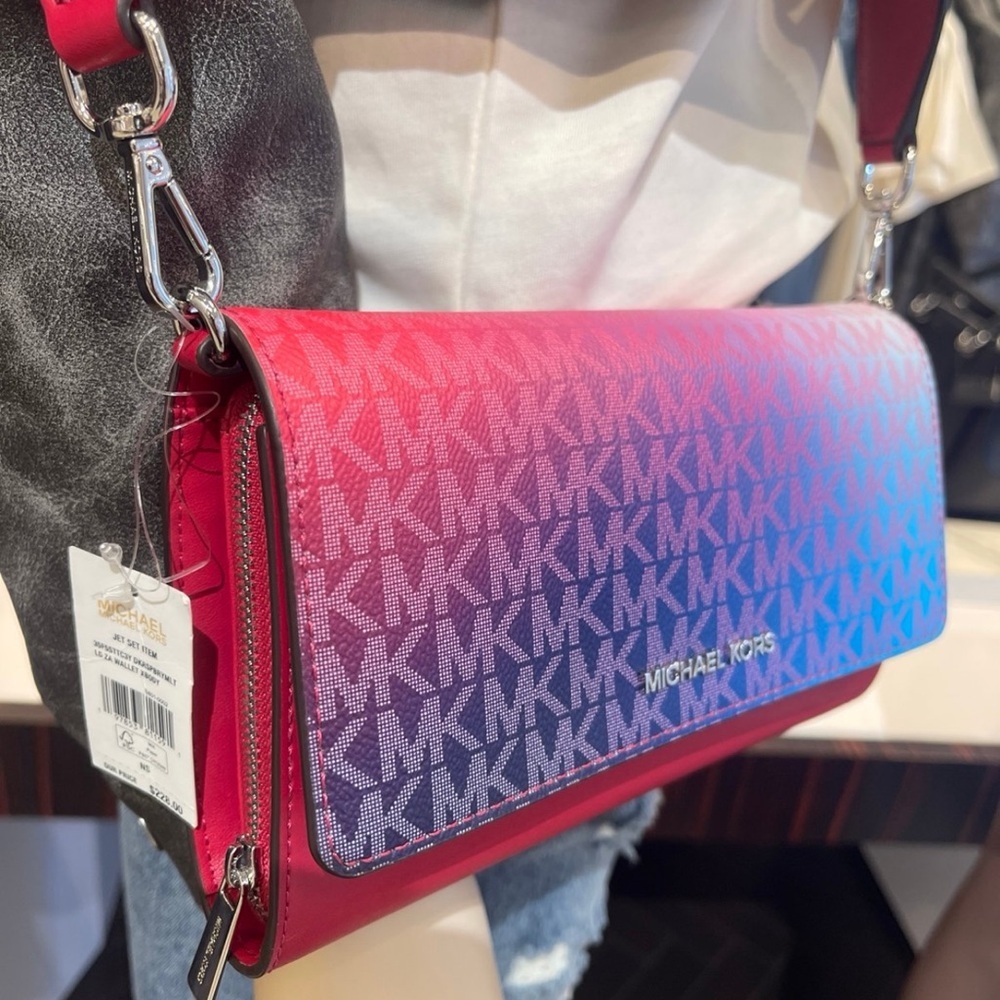 MICHAEL KORS Jet Set Lg Ombré Signature Logo Crossbody Bag
Dark Raspberry Ml
NWT